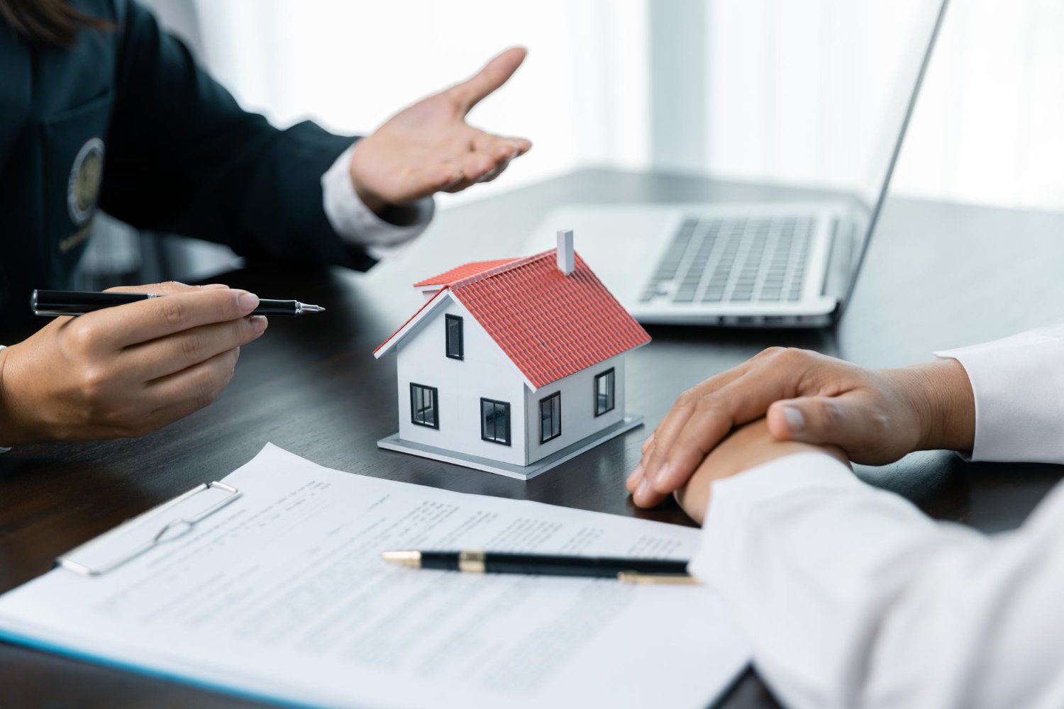 Como ficam os rendimentos e bens no Brasil após a Saída Definitiva?